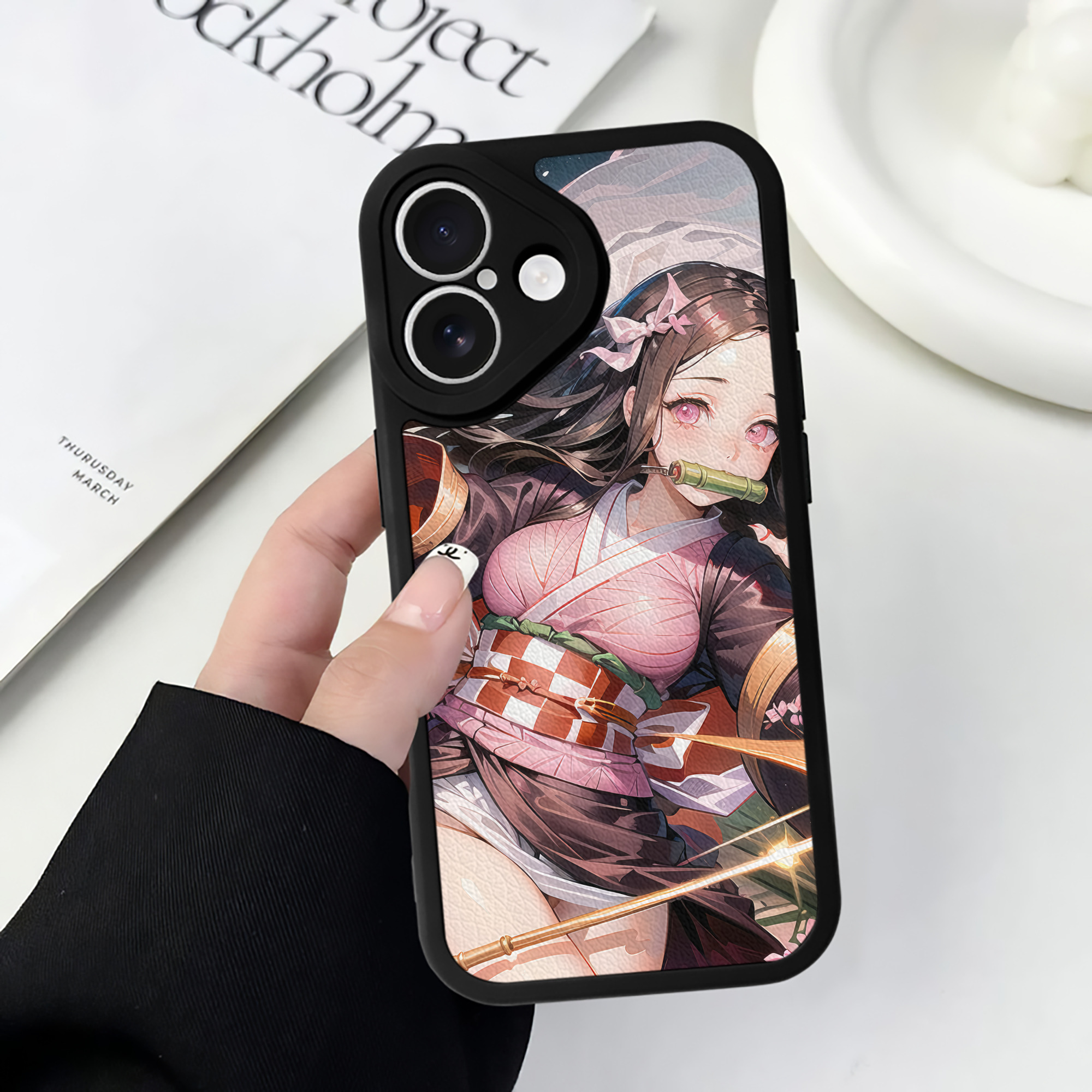 （画像用） 鬼滅の刃（きめつのやいば）竈門 禰󠄀豆子／かまど ねずこ Kamado Nezuko 【iPhone 16シリーズ対応】シリコンスマホケース（レザー調） 材質：シリコン